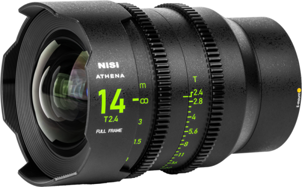 Lähikuva NiSi Cine Lens Athena Prime 14mm T2.4 E-Mount -objektiivista (ilman drop-in-suodatinta), jossa on yksityiskohtaiset tarkennus- ja aukkomerkinnät kirkkaanvihreällä värillä sen mustassa, kuvioidussa metallirungossa.