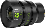 Lähikuvassa NiSi Cine Lens Athena Prime 25mm T1.9 E-Mount -objektiivista (ilman pudotussuodatinta) näkyy tarkennuksen ja aukon yksityiskohtaiset merkinnät kirkkaanvihreällä värillä sen mustassa metallirungossa.