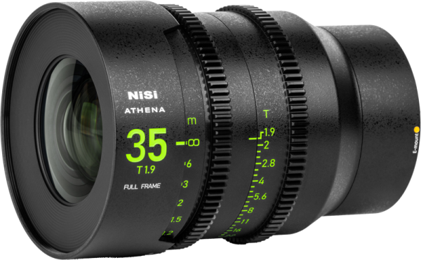NiSi Cine Lens Athena Prime 35mm T1.9 E-Mount -objektiivissa (ilman drop-in-suodatinta) on kuvioitu musta runko, jossa on kirkkaanvihreät merkinnät polttoväliä, aukkoa ja tarkennusetäisyyksiä varten.