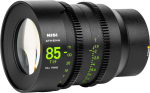 NiSi Cine Lens Athena Prime 85mm T1.9 E-Mount (ilman sisäänheittosuodatinta), musta täyskennoisen kameran objektiivi, jossa on kirkkaanvihreät mittausmerkinnät, on esillä tavallista taustaa vasten.