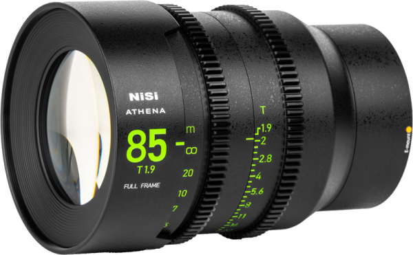 NiSi Cine Lens Athena Prime 85mm T1.9 E-Mount (ilman sisäänheittosuodatinta), musta täyskennoisen kameran objektiivi, jossa on kirkkaanvihreät mittausmerkinnät, on esillä tavallista taustaa vasten.