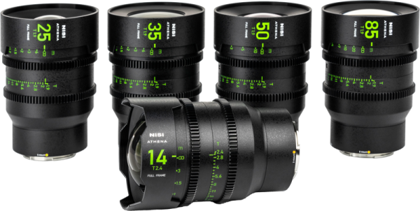 NiSi Cine Lens Athena Prime Set E-Mount (ilman drop-in-suodatinta) näkyy valkoista taustaa vasten, kun neljä objektiivia (25mm, 35mm, 50mm, 85mm) seisoo pystyssä ja 14mm objektiivi makaa edessä. Kaikissa on mustat kotelot, joissa on vihreät merkinnät.