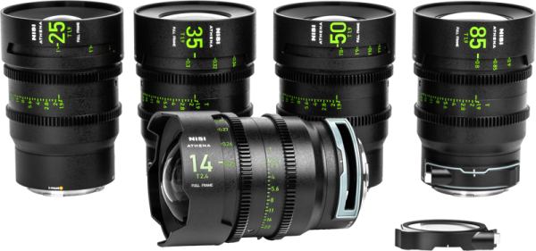 Viisi NiSi Cine Lens Athena Prime Set L-Mount -objektiivia, joissa on vihreät ja valkoiset merkinnät, on sijoitettu riviin, 14 mm:n objektiivi on vaakasuorassa edessä ja objektiivin kiinnityssovitin oikealla.