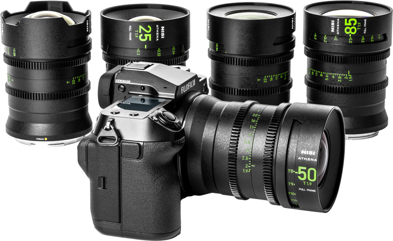 Fujifilm-kamera, johon on kiinnitetty suuri NiSi Cine Lens Athena Prime Set G-Mount (ilman pudotussuodatinta) 50 mm, jonka ympärillä on neljä muuta prime-objektiivia, jotka on merkitty 14 mm, 25 mm, 35 mm ja 85 mm - kaikissa on vihreät ja valkoiset merkinnät.