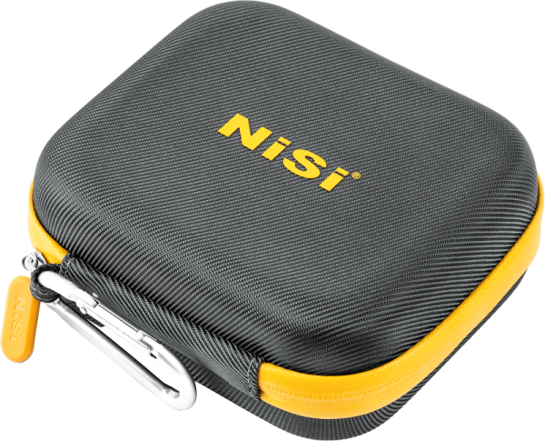 NiSi Filter Pouch Pro Caddy 95 II for Circular Filters on mustakeltainen kovakuorinen kotelo, jossa on vetoketju ja hopeinen karabiiniklipsi.