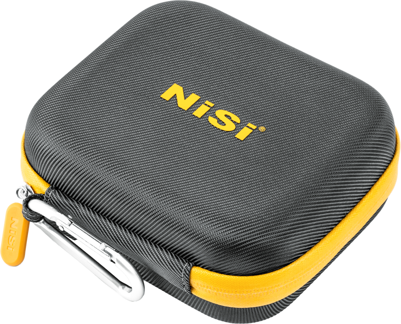 NiSi Filter Pouch Pro Caddy 95 II for Circular Filters on mustakeltainen kovakuorinen kotelo, jossa on vetoketju ja hopeinen karabiiniklipsi.