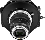 Lähikuva kameran objektiivista, johon on kiinnitetty NiSi Filter Holder S6 Alpha Kit for Canon RF 10-20mm f/4 -levysuodin pidike, jossa näkyy yksityiskohtainen etukuva objektiivin ja suodattimen pidikkeen osista valkoista taustaa vasten.