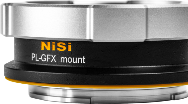 Lähikuva NiSi Cine Lens Mount Adapter Athena PL-GFX -objektiivisovittimesta, jossa on hopea ja musta metallirakenne sekä oranssi tuotemerkki ja teksti.