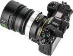 Lähikuva Nikonin digitaalikamerasta, johon on kiinnitetty NiSi Cine LensMount Adapter Athena PL-Z, jossa näkyy yksityiskohtaisia painikkeita, valitsimia ja kameran näyttö.