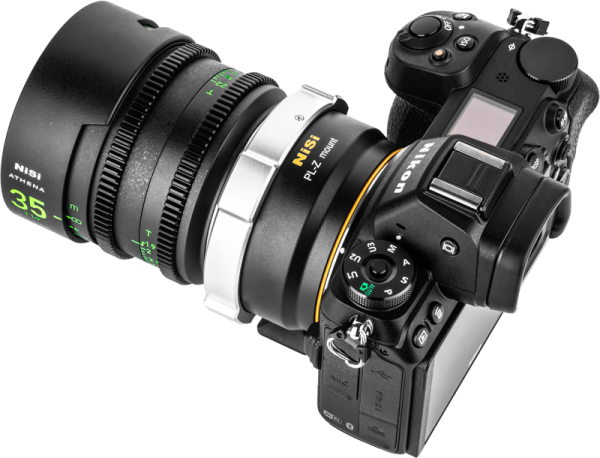 Lähikuva Nikonin digitaalikamerasta, johon on kiinnitetty NiSi Cine LensMount Adapter Athena PL-Z, jossa näkyy yksityiskohtaisia painikkeita, valitsimia ja kameran näyttö.