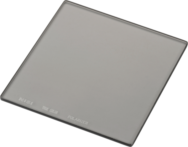 NiSi Square True Color Polarizer HD 150x150mm -suodatin, läpinäkyvä ja neliönmuotoinen, näkyy valkoisella pohjalla.