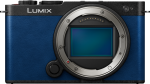 Panasonic Lumix S9 -järjestelmäkameran etukuva Night Blue, jossa näkyy objektiivin kiinnitys ja kenno ilman objektiivia. LUMIX-brändinimi näkyy valkoisella vasemmalla ylhäällä.