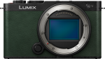 800q-02_128235 Etukuva Panasonic Lumix S9 -järjestelmäkamerasta, Dark Olive, jossa on vihreä kuvioitu kameran runko, jossa on näkyvä sensori ja objektiivin kiinnitys, ei objektiivia kiinnitettynä.