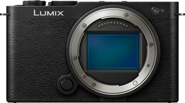 800q-02_128236 Etukuva Panasonic Lumix S9 -järjestelmäkamerasta, Jet Black, peilitön runko, jossa on kuvioitu kahva ja jossa ei ole objektiivia kiinnitettynä, ja jossa näkyy kameran kenno ja objektiivin kiinnitys.