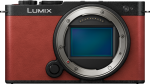 Panasonic Lumix S9 -järjestelmäkameran etukuva, Crimson Red, jossa näkyy objektiivin kiinnitys ja kenno ilman objektiivia.