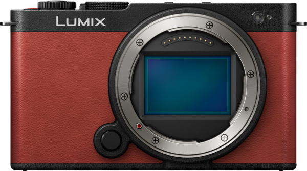 Panasonic Lumix S9 -järjestelmäkameran etukuva, Crimson Red, jossa näkyy objektiivin kiinnitys ja kenno ilman objektiivia.