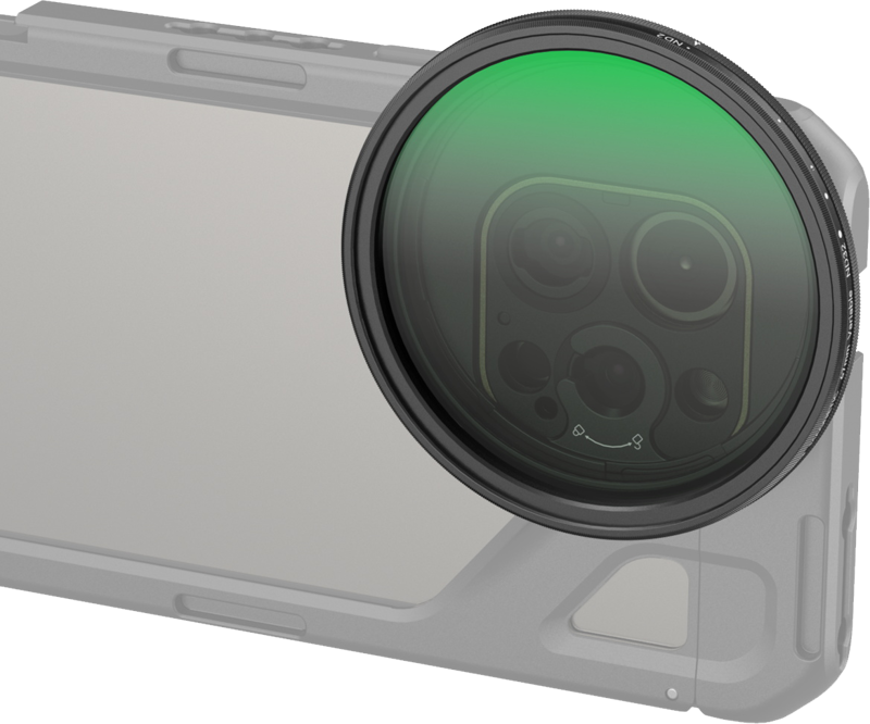 Lähikuvakuva älypuhelimesta kestävässä kotelossa, jossa on SmallRig 4724 Attachable VND Filter Kit ND2-ND32 (1-5 Stop) -suodatinpaketti ja 67 mm:n M-mount-suodatinadapteri, jossa on vihreällä sävytetty pyöreä linssi takakameran päällä.