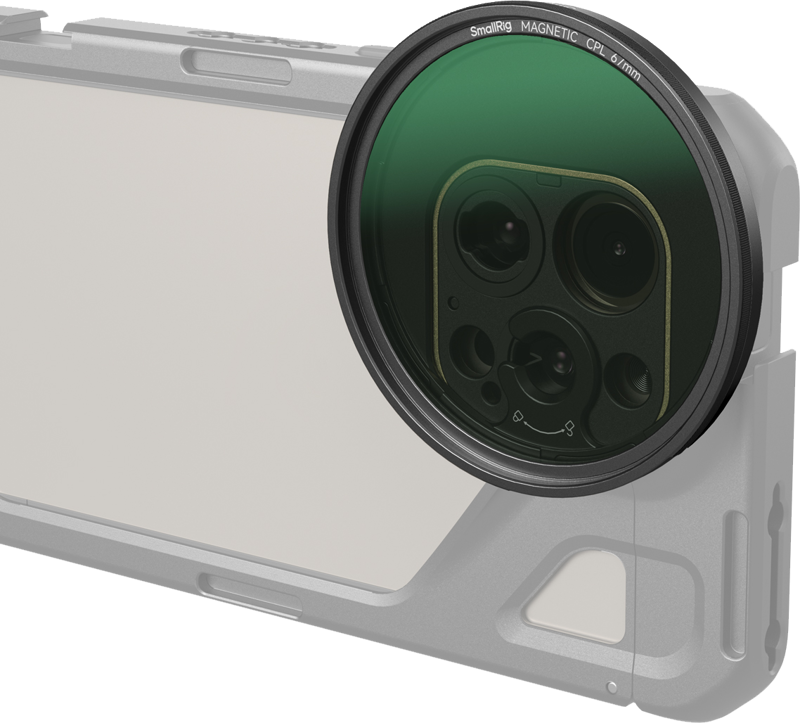 Lähikuva älypuhelinkamerasta, johon on kiinnitetty SmallRig 4727 Attachable CPL -suodatin (67 mm, M-mount-suodatinsovitin), jossa korostuu suodatin ja osa kestävästä puhelinkotelosta.
