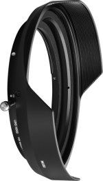 NiSi Filter Lens Hood for Nikkor Z 14-24 f/2.8 S (112 mm:n kierre) on musta, pyöreä linssinsuojus, jossa on uurrettu muotoilu ja sivusäätönuppi, kuvassa valkoista taustaa vasten.