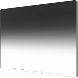 NiSi Cine Filter Nano IR GND Soft 4x4" 0.3 -levysuodin on suorakulmainen pehmeä neutraalitiheyssuodin, jossa on asteittainen ylhäältä alaspäin etenevä tummasta kirkkaaseen -gradientti ja tuotetiedot painettu alareunaan.