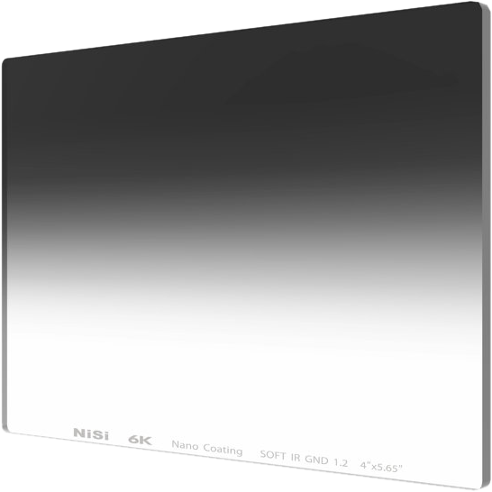NiSi Cine Filter Nano IR GND Soft 4x4" 0.3 -levysuodin on suorakulmainen pehmeä neutraalitiheyssuodin, jossa on asteittainen ylhäältä alaspäin etenevä tummasta kirkkaaseen -gradientti ja tuotetiedot painettu alareunaan.