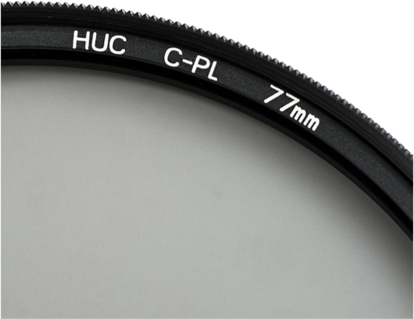 Lähikuva pyöreästä linssisuodattimesta, jossa on merkintä NiSi Filter Circular Polarizer Pro Nano HUC 105mm, mikä viittaa 105 mm:n ympyräpolarisaattorisuodattimeen.