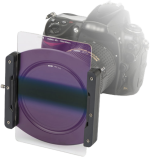 Laajakulmaobjektiivilla varustettu DSLR-kamera on kuvassa varustettu neliönmuotoisella suodatinpidikkeellä ja NiSi Filter 100x150mm Nano Horizon ND16 -suodattimella, jossa on violetti sävy maisemakuvaukseen.