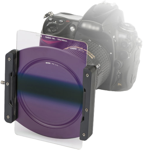 Laajakulmaobjektiivilla varustettu DSLR-kamera on kuvassa varustettu neliönmuotoisella suodatinpidikkeellä ja NiSi Filter 100x150mm Nano Horizon ND16 -suodattimella, jossa on violetti sävy maisemakuvaukseen.