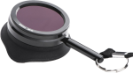 NiSi Cine Filter Viewing 10 Stops -levysuodin, jossa on musta sävytetty lasi, on kiinnitetty pieneen kahvaan ja avaimenperään, ja se lepää mustan linssinsuojuksen päällä.