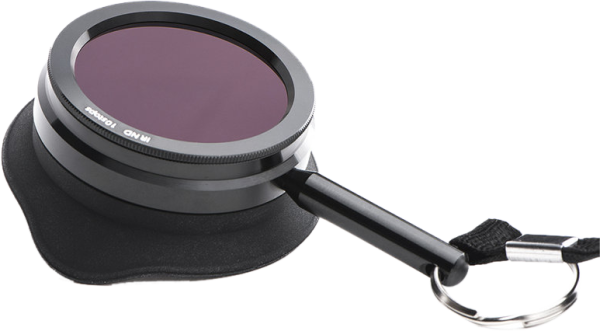 NiSi Cine Filter Viewing 10 Stops -levysuodin, jossa on musta sävytetty lasi, on kiinnitetty pieneen kahvaan ja avaimenperään, ja se lepää mustan linssinsuojuksen päällä.