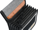Lähikuva NiSi Cinema Filter Pouch (4x4", 4x5.65") -suodinkotelosta, harmaasta kankaasta valmistetusta järjestelijästä, jossa on musta reunus, ruskea nahka-aksentti ja useita harmonikkatyylisiä lokeroita, jotka on kiinnitetty tarranauhaläpillä.