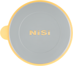 NiSi Lens Cap for S5/S6 Holder on pyöreä, litteä harmaa suojus, jonka keskellä on kultainen "NiSi", jossa on keltainen reunus ja pieni keltainen välilehti vasemmalla puolella valkoista taustaa vasten.