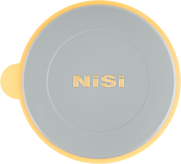 NiSi Lens Cap for S5/S6 Holder on pyöreä, litteä harmaa suojus, jonka keskellä on kultainen "NiSi", jossa on keltainen reunus ja pieni keltainen välilehti vasemmalla puolella valkoista taustaa vasten.