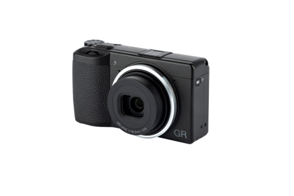 NiSi Master Kit for Ricoh GR III on kuvattu valkoisella taustalla, ja siinä on kompakti musta muotoilu, jossa on kuvioitu kahva, pidennetty objektiivi ja GR-merkki edessä oikealla.