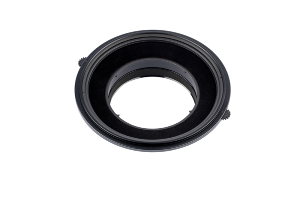 NiSi Filter Holder S6 Kit True Color for Sony 12-24mm f/2.8 GM -levysuodin pidike on musta, pyöreä sovitinrengas, jossa on hammasrattaiden kaltaiset reunat ja joka näkyy vaaleanharmaalla pohjalla.