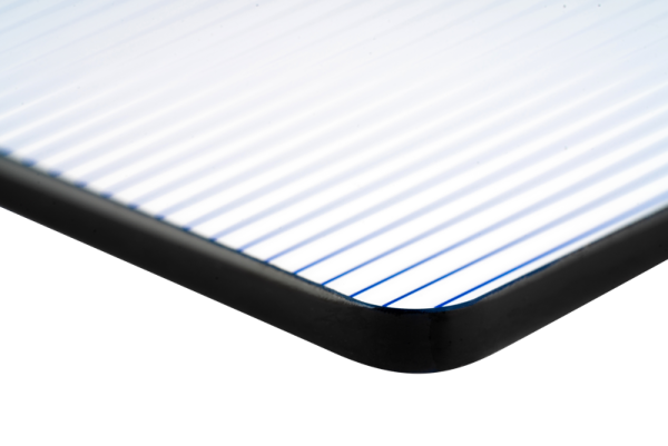 Lähikuva Nisi Cine Filter Allure Streak Blue 2mm 4x5.65"-suorakulmaisesta, läpinäkyvästä suodattimesta, jossa on yhdensuuntaiset siniset viivat ja musta reuna, kuvattuna valkoista taustaa vasten.