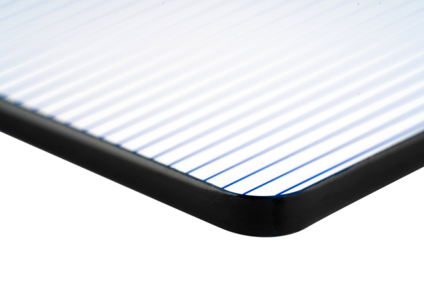 Lähikuva Nisi Cine Filter Allure Streak Blue 2mm 6x6" -suodattimen kulmasta, ohut suorakaiteen muotoinen suodatin, jossa on yhdensuuntaiset siniset viivat ja musta reunus valkoista taustaa vasten.