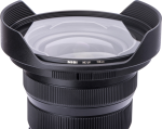 Lähikuva mustasta kameran objektiivista, jossa on laajakulmahuppu ja NiSi NC UV 112mm Filter For Nikon Z 14-24mm f/2.8 -UV suodin -etiketti suodattimessa valkoista taustaa vasten.