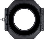 NiSi Filter Holder S6 Kit for Sigma 14-24mm f/2.8 E-Mount on musta, kahdeksankulmainen suodatinpidike, jossa on suuri keskiaukko, kuvassa edestä vaaleanharmaata taustaa vasten.
