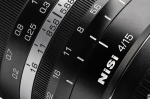 800q-03_115650 Lähikuva mustasta NiSi 15mm f/4 L-Mount -objektiivista, jossa näkyy yksityiskohtaiset tarkennus- ja aukkomerkinnät numeroineen ja yksikköineen sekä näkyvät kuvioidut pitorenkaat.