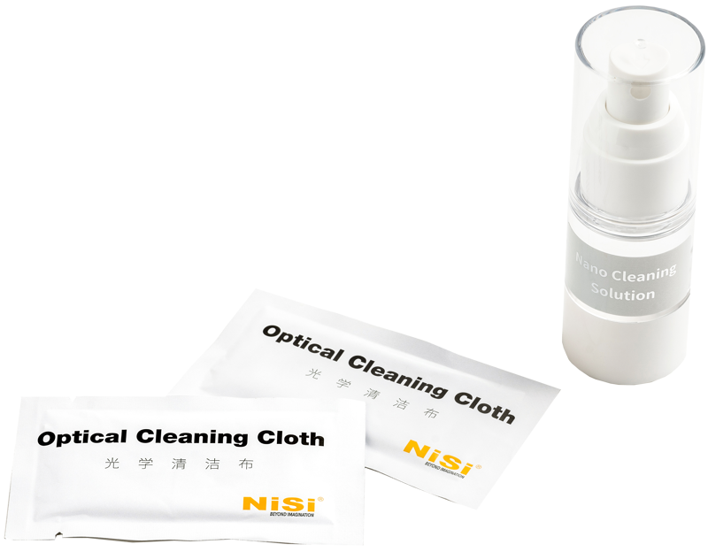 800q-03_117363 NiSi Cleaning Kit Nano Optical -puhdistussarja, jossa on pullo nanopuhdistusliuosta ja kaksi yksittäin pakattua optista puhdistusliinaa, näkyy valkoisella pohjalla.