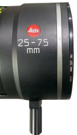800q-03_117385 Lähikuva NiSi Cine Filter Explosion Proof / True Protector LP11215 -suodattimesta Leitz Prime/Zoom -objektiiville; musta objektiivi, jossa punainen Leitz-logo, 25-75 mm polttoväli valkoisella tekstillä ja näkyvä metallikiinnitys pohjassa.