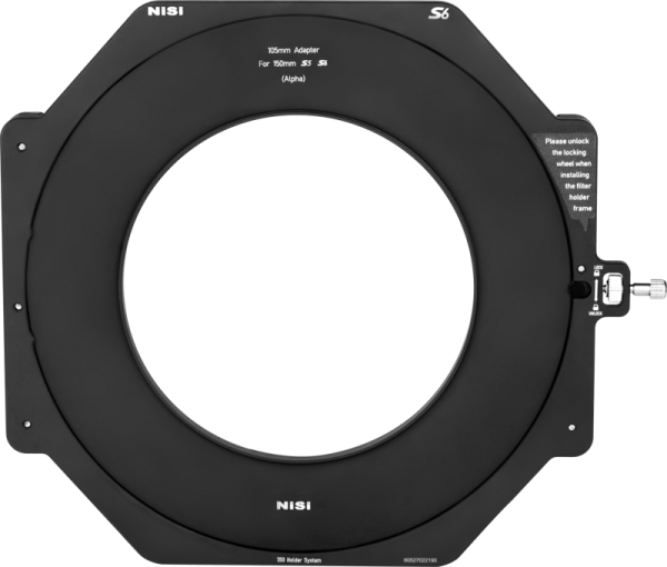 NiSi Adapter Ring Alpha for S5/S6 Filterholder - 105mm -suodinadapteri on suuri, pyöreä musta adapteri, jossa on lukitusmekanismi ja ohjeet, suunniteltu käytettäväksi kameran objektiivin suodattimien kanssa. Keskusta on auki, ja siinä näkyy valkoinen tausta.