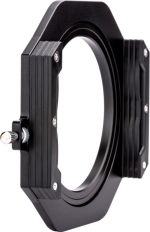 NiSi Filter Holder V7 Alpha -levysuodin pidike on musta, suorakaiteen muotoinen kameran objektiivin suodattimen pidike, jossa on keskellä pyöreä aukko ja hopeinen säätönuppi, kuvassa valkoista taustaa vasten.