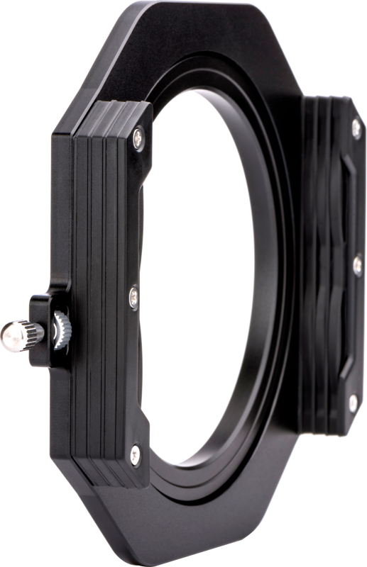 NiSi Filter Holder V7 Alpha -levysuodin pidike on musta, suorakaiteen muotoinen kameran objektiivin suodattimen pidike, jossa on keskellä pyöreä aukko ja hopeinen säätönuppi, kuvassa valkoista taustaa vasten.