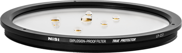 Pyöreä NiSi Cine Filter Explosion Proof / True Protector LP-CS7 for Cooke S7I 18&21mm -suojasuodin objektiivisuodin, jonka pinnalla on vesipisaroita ja jonka mustassa reunassa on merkintä TRUE PROTECTOR ja LP-CS7.