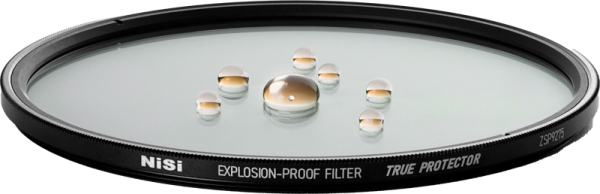 NiSi Cine Filter Explosion Proof / True Protector ZSP9275 for Zeiss SP Lenses -suojasuodin, pyöreä kameran linssisuodin, joka on kuvattu vesipisaroilla ja jonka mustassa reunassa on merkintä "True Protector".