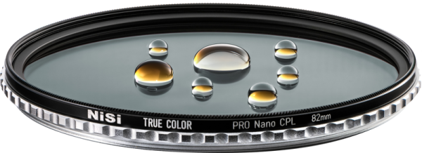 NiSi Circular Polarizer True Color Pro Nano 105mm -pyöröpolarisaatiosuodin on kuvattu vesipisaroiden helmeillessä sen pinnalla, mikä korostaa sen tehokasta vettähylkivää pinnoitetta.