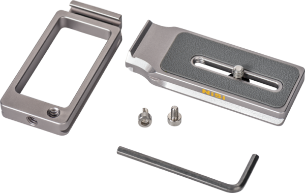 The NiSi Universal Adjustable L-Plate NLP-C kit includes a metal camera mounting plate, two screws, an L-shaped hexagonal wrench and two rectangular metal parts with NiSi marking, all on a white background.