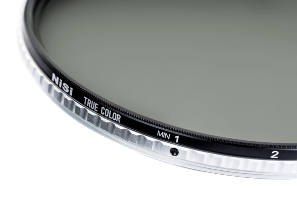 Lähikuva NiSi TRUE COLOR ND-VARIO 1-5 Stop 105mm -säädettävästä harmaasuodin, jossa korostuu merkitty reuna säätömerkinnöillä ja sileä metallinen rakenne, tavallista valkoista taustaa vasten.